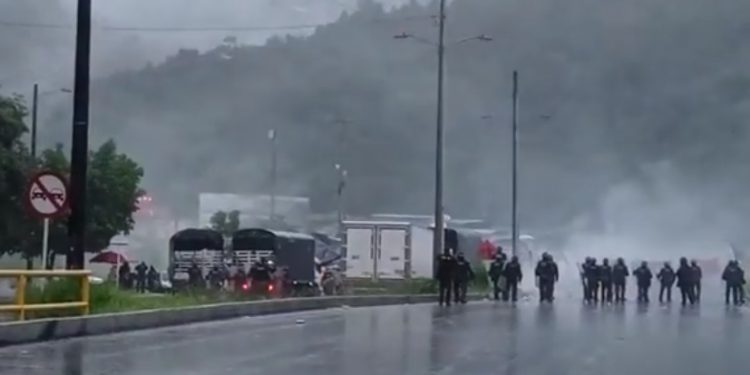 A la fuerza ESMAD levantó bloqueos a las afueras de Ibagué