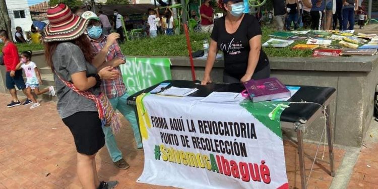 Comité de Revocatoria en contra de Hurtado consiguió 30.000 firmas