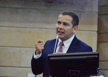 Senador tolimense firmó el aumento al precio de la gasolina