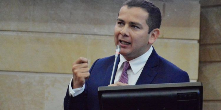 Senador tolimense firmó el aumento al precio de la gasolina