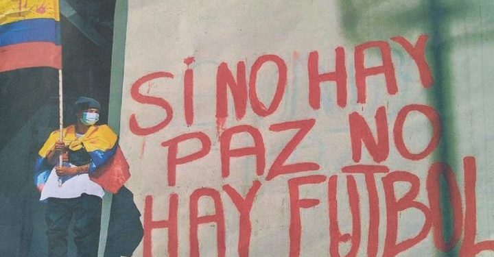“Si no hay paz, o hay fútbol”, consigna de manifestantes en contra de partido de la Selección Colombia
