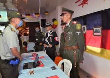 Escándalo en la policía: usaron por error uniforme en ceremonia con apología nazi.