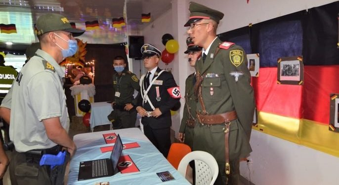 Escándalo en la policía: usaron por error uniforme en ceremonia con apología nazi.
