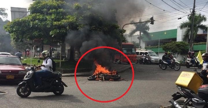 Quemaron la moto de presunto ladrón en Ibagué