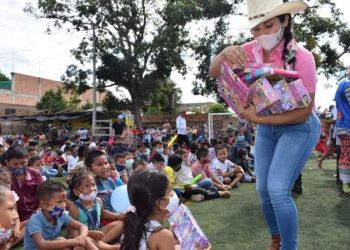Comunidad devuelve regalos de navidad a político colombiano en campaña