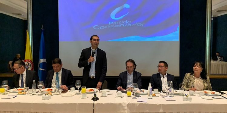Fico Gutiérrez es respaldado por conservadores