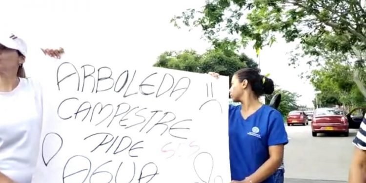 Cumplen un mes sin agua propietarios de la Arboleda Campestre en Ibagué