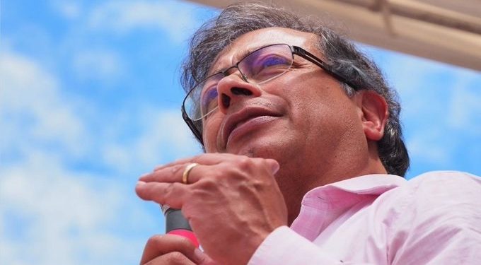 Petro sigue firme en la intención de votos