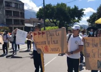 Estudiantes de la Normal superior en Ibagué, bloquearon la Ambalá y Guabinal