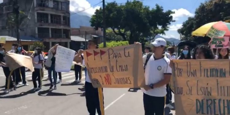 Estudiantes de la Normal superior en Ibagué, bloquearon la Ambalá y Guabinal