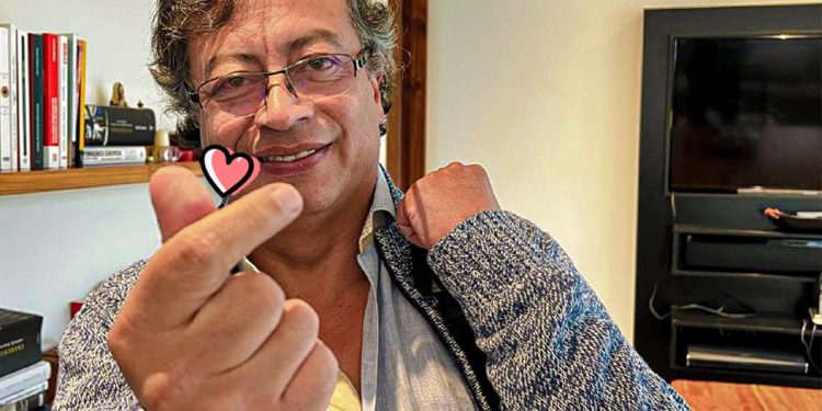 Petro gana en encuesta del Centro Nacional de Consultoría