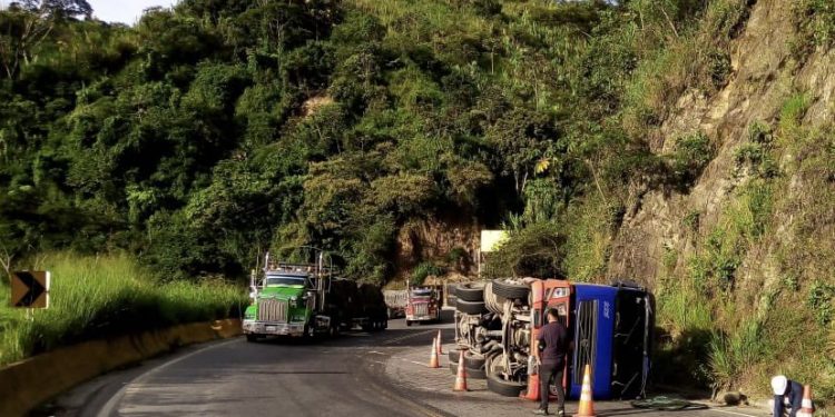 Paso restringiendo temporal en la vía Ibagué-Cajamarca