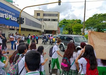 Estudiantes del San Simón se tomaron la Calle 37 con carrera quinta