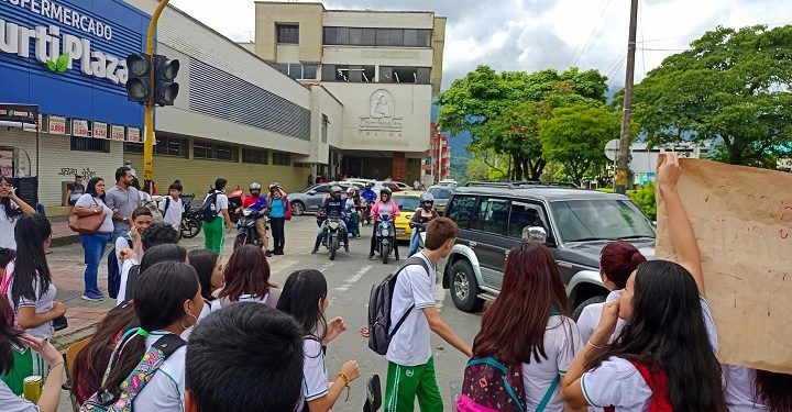 Estudiantes del San Simón se tomaron la Calle 37 con carrera quinta