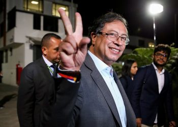 Gustavo Petro se mantiene de primeros boletines