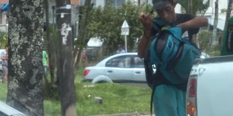 Limpia vidrios intimida a conductores en Ibagué