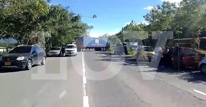 Bloquean por falta de agua la vía de la variante de Ibagué
