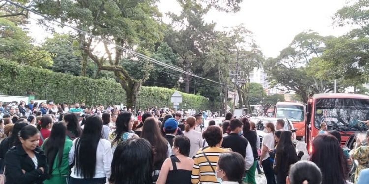 Estudiantes del Colegio San Simón bloquearon vías en Ibagué