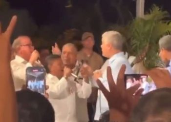 Duque recibe críticas por estar en Parrando mientras policías mueren