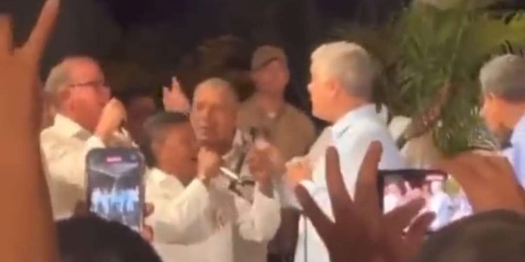 Duque recibe críticas por estar en Parrando mientras policías mueren