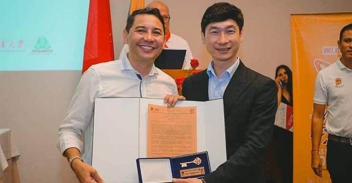 Alcalde Andrés Hurtado entregó llaves de la ciudad al embajador de China, Lan Hu