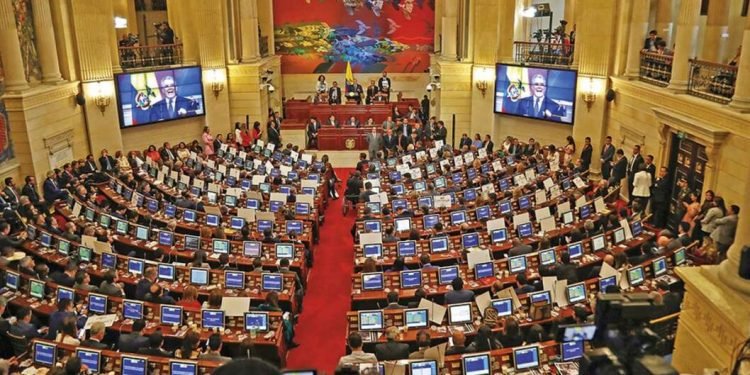 Proyecto para reducir salarios de congresistas quedará en veremos este año
