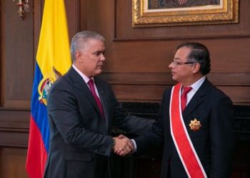 Iván Duque condecoró al presidente Gustavo Petro en la casa de Nariño