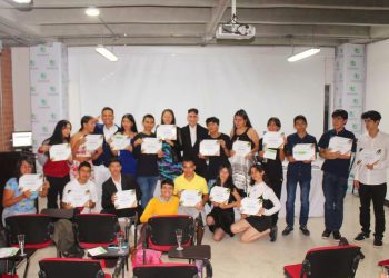 Jóvenes del Colegio INEM se graduaron de la Escuela de Héroes presencial en Ibagué