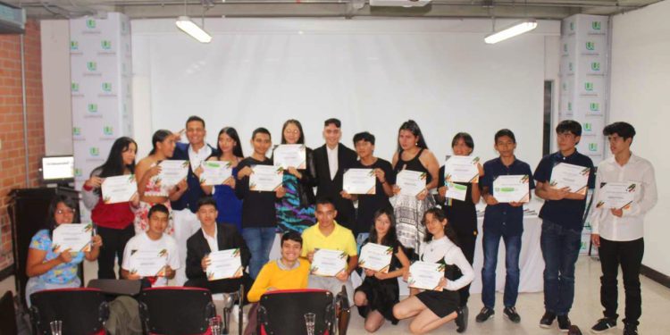Jóvenes del Colegio INEM se graduaron de la Escuela de Héroes presencial en Ibagué