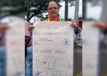 Denuncian docentes y padres de familia el abandono de obras por el FFIE en Ibagué