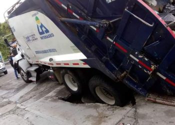 Otro camión de basura en Ibagué quedó atrapado en hueco