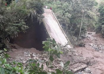 Deslizamientos y con puentes caídos en el sur del Tolima