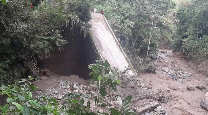 Deslizamientos y con puentes caídos en el sur del Tolima
