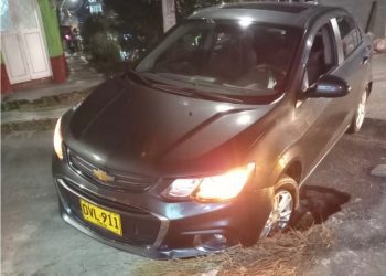 Otro hueco se tragó vehículo particular en Ibagué 