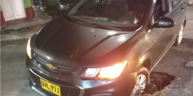 Otro hueco se tragó vehículo particular en Ibagué