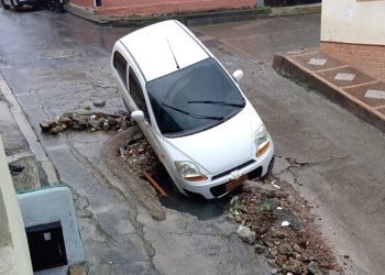 ”Ibagué se hunde! Otro carro se hundió en Ibagué