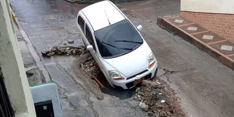 ¡Ibagué se hunde! Otro carro se hundió en Ibagué
