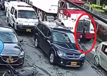 ¡Se salvó de milagro! fue arrollada por tractomula en Ibagué