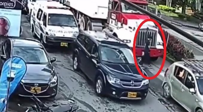 ¡Se salvó de milagro! fue arrollada por tractomula en Ibagué