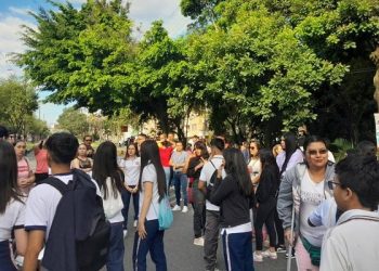 Estudiantes de Ibagué marchan por la falta de entrega de colegios