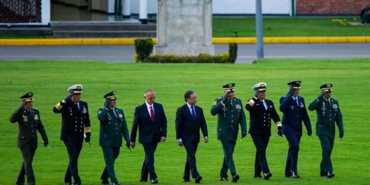 Generales de la Fuerzas Militares se enteraron de la decisión del cese al fuego por Twitter