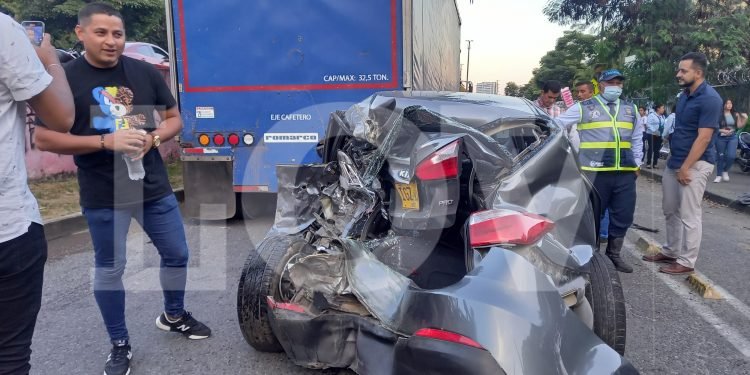 Quedó aprisionado en accidente y se salvó de milagro