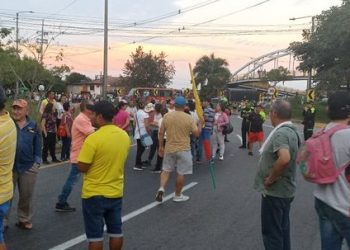 20 barrios del sector de Picaleña protestan por falta de agua en Ibagué