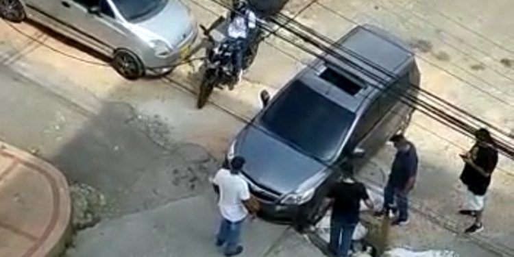 Quedó atrapado por hueco en Ibagué