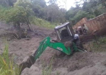 Derrumbe tapó retroexcavadora en Chaparral Tolima