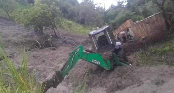 Derrumbe tapó retroexcavadora en Chaparral Tolima