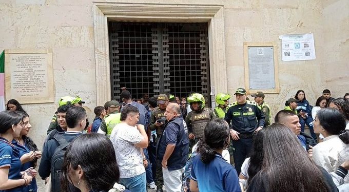 Estudiantes del Darío Echandía de Ibagué exigen entrega de las obras de la institución