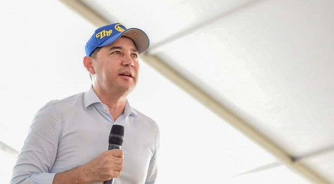 Polémica por viaje de Hurtado a Nueva York sin permiso del Concejo Municipal