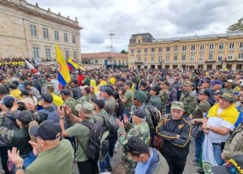 Militares en retiro marcharon en contra del Gobierno Petro