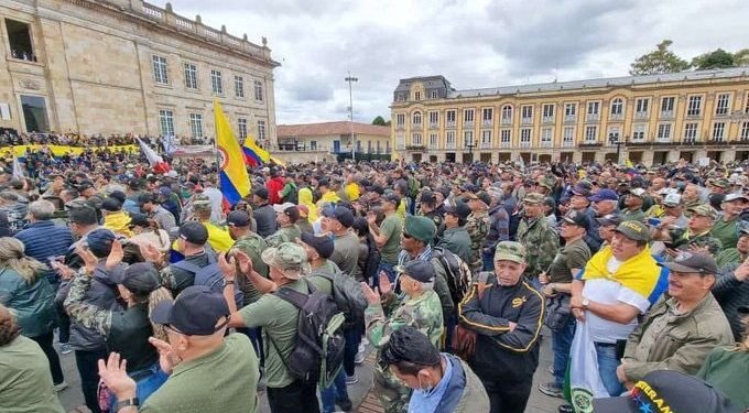 Militares en retiro marcharon en contra del Gobierno Petro